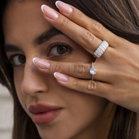 Silver (925) ring with white zirconia