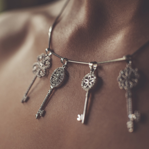 Silver (925) key pendant with zirconia