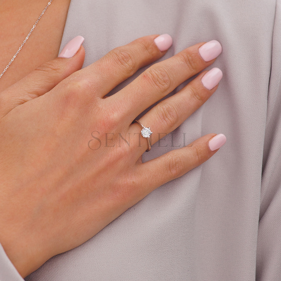 Silver (925) ring with white zirconia