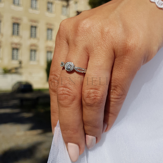 Silver (925) ring with white zirconia