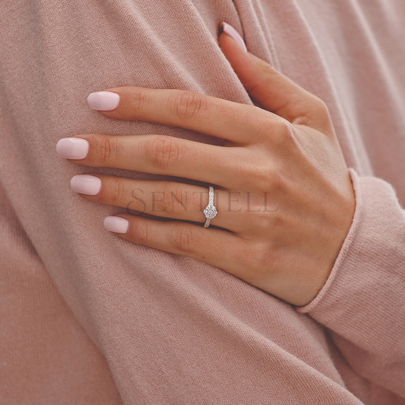 Silver (925) ring with white zirconia