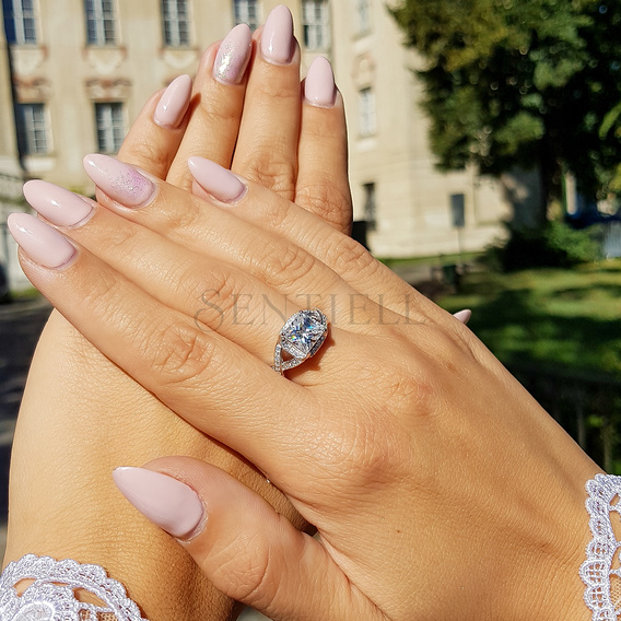 Silver (925) ring with white zirconia
