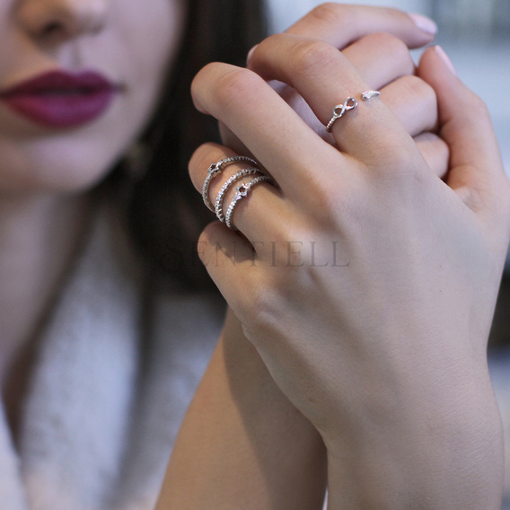 Silver (925) subtle ring with white zirconia