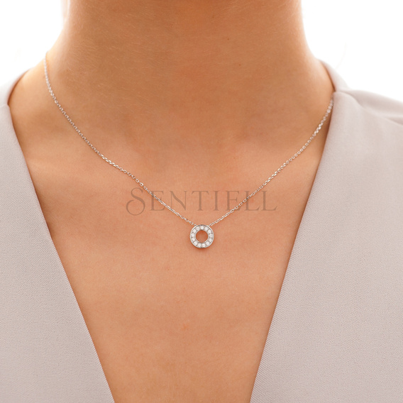 Silver (925) necklace with round pendant and zirconia