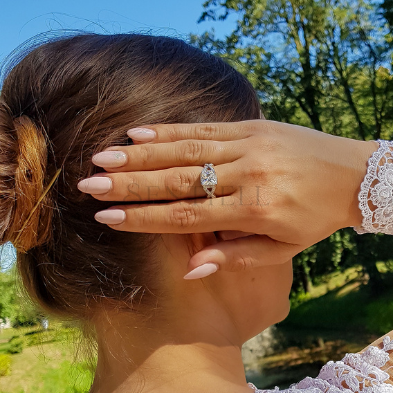 Silver (925) ring with white zirconia