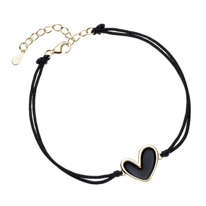 Pulsera de plata de ley 925 chapada en oro con corazón de esmalte negro y cordón negro