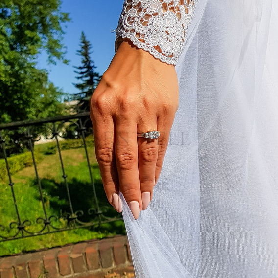 Silver (925) ring with white zirconia