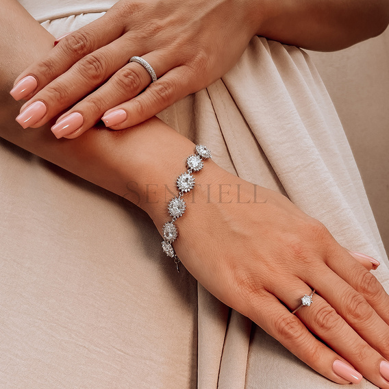 Silver (925) ring with white zirconia