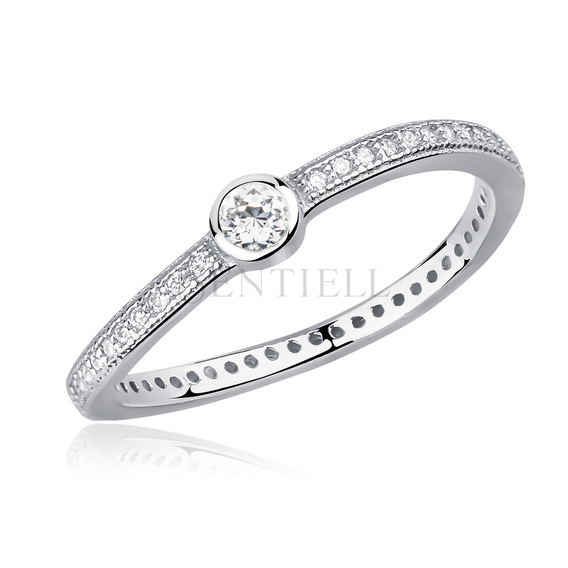 Anillo sutil de plata de ley 925 con circonita blanca - ligeramente ondulado