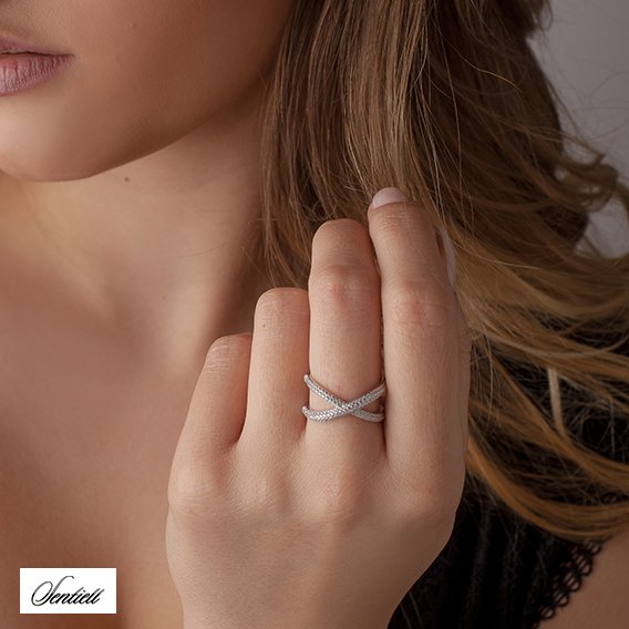 Silver (925) ring with white zirconia